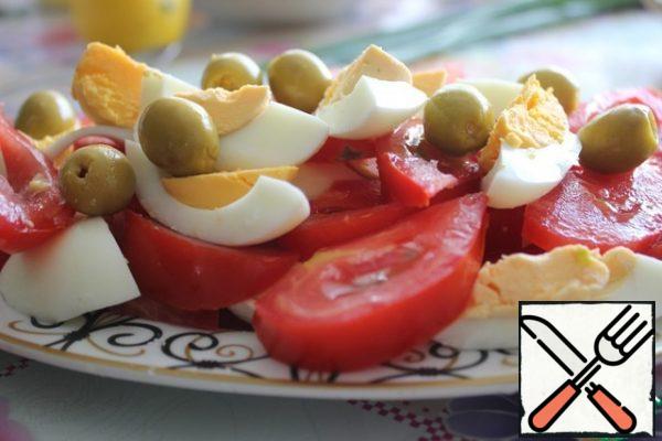 Spread the olives on top. Preparing the filling. Mix with a spoon sour cream, mayonnaise, mustard, lemon juice, sugar, black pepper in a Cup. Add the dressing to taste.