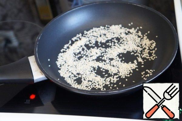 Fry the sesame seeds until golden brown in a dry frying pan, stirring regularly.
