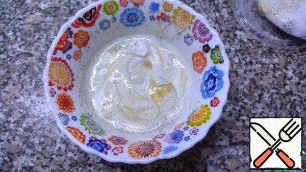 Mix sour cream, mustard and lemon juice (and lime), sprinkle with salt and pepper.