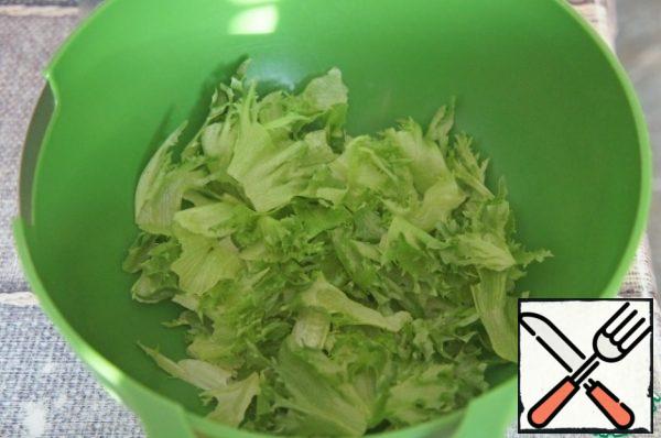 Cut the vegetables into thin slices. Add the celery successively to the bowl.
