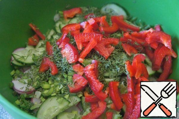 Greens and bell peppers. Mix everything thoroughly in a deep bowl. Sprinkle with sugar and salt, drizzle with oil and vinegar and mix gently again.