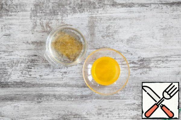 For the filling, preheat the oil to room temperature. Soak the gelatin in cold water for 10 minutes. Heat the honey to a boil, squeeze out the gelatin, add to the honey and mix.