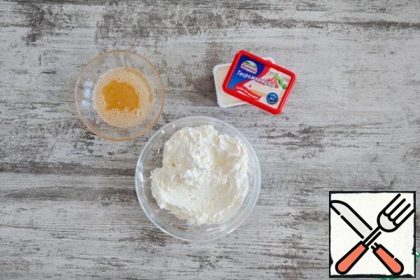 Mix honey with gelatin, sour cream and butter with cottage cheese, and beat with an immersion blender until smooth. Put the cheese mass on the cookie base in the form, level the top. Place in the refrigerator for 4-8 hours.