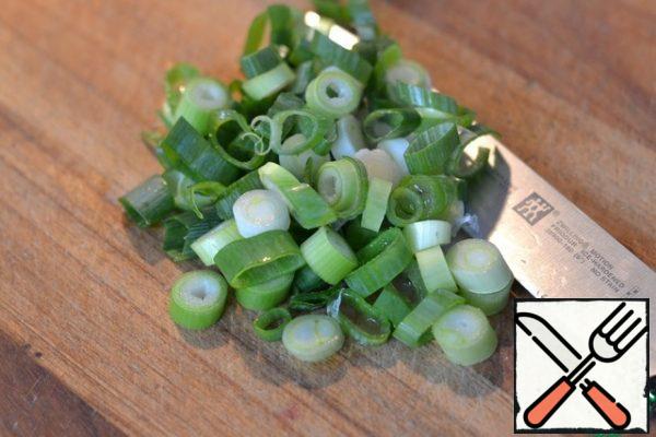Finely chop the green onion.
Add to the salad.
