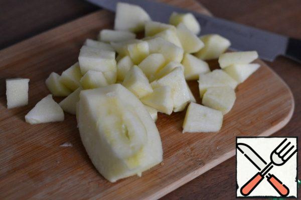 Peel the Apple and remove the core.
Cut into pieces. To add to the salad.