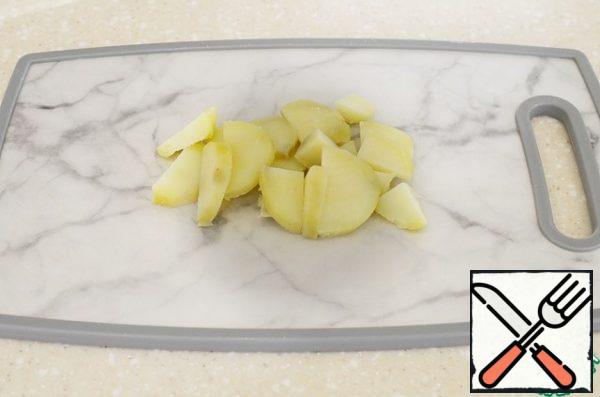 Boil the potatoes, peel and cut into slices.

