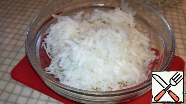 Squeeze the sauerkraut from the excess juice and put it in a bowl. Peel the radish and grate it on a coarse grater. We send it to a bowl with cabbage.
