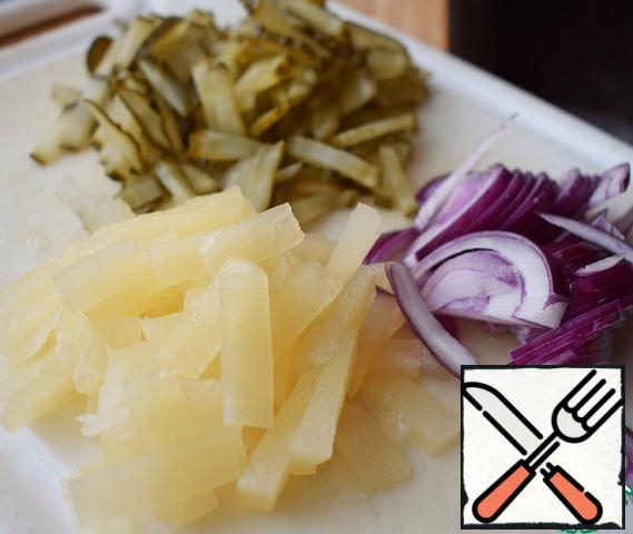 Peel the onion and cut into strips. Lightly mash with your hand (you can add a very small pinch of salt and sugar).
Pineapple and pickled cucumber also cut into strips.