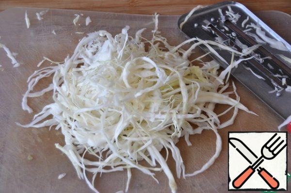 Thinly cut cabbage, here is suitable for the cabbage, grind lightly with salt.