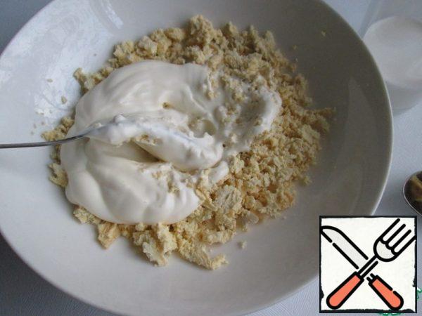 To prepare the sauce, clean the eggs, separate the yolks from the whites and RUB the yolks with mayonnaise.