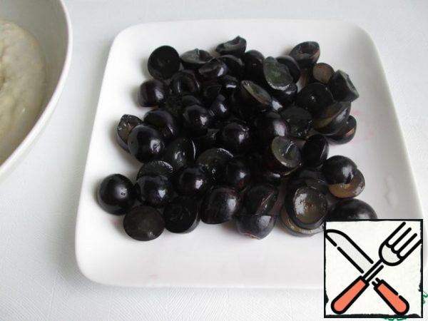 Wash the grapes, cut in half and remove the seeds, if any.
