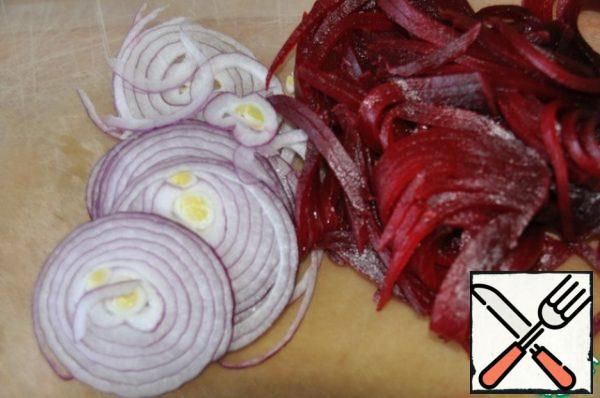 Beets bake or boil in advance, clean, cut (or RUB) thin strips. Onions clean and cut (RUB) thin rings.