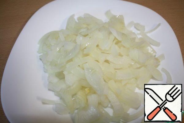 Cut the onion into half rings, and then into quarters.
If the onion is very sharp, then pour boiling water over it.

