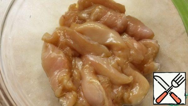 Wash the chicken fillet, cut and marinate with soy sauce for 20-30 minutes.
