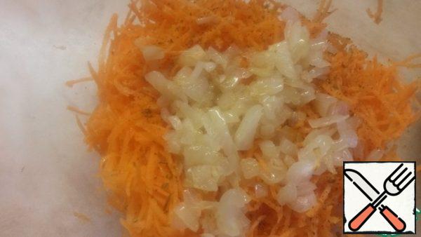 Finely chop the onion and fry in vegetable oil. Transfer to the carrots.

