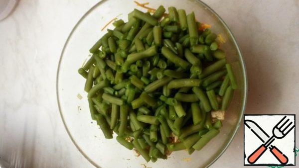 Boil the green beans until soft, drain and cool slightly.
Put it with the vegetables.
