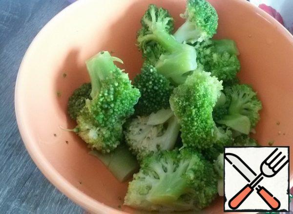 Blanch the broccoli, without defrosting, for 3 minutes in salted water.
