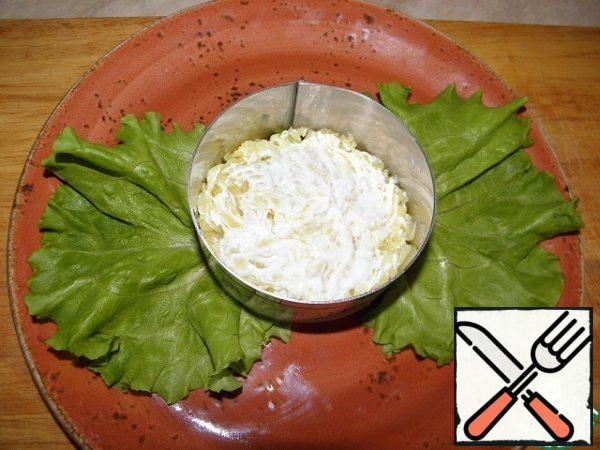 Each layer is smeared with mayonnaise (or a mesh, as you prefer).
