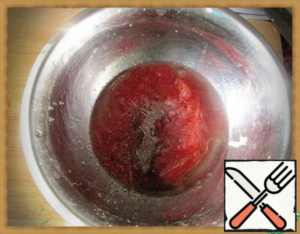 Cut the tomatoes in half and grate the skin out so that it remains in the hand.