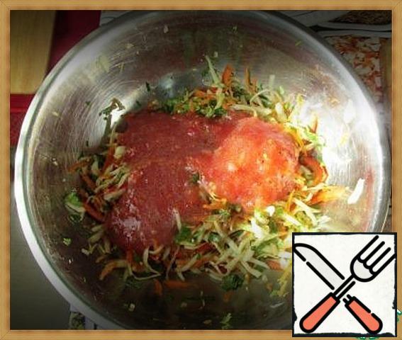 In grated tomatoes, add salt, pepper, vegetable oil, lemon juice and zest, stir.