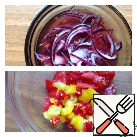 Chop the onion into half rings and marinate in 200 ml of boiling water and 1 tbsp red wine vinegar. Bulgarian pepper cut into small cubes, hot pepper cut into small pieces. We do not clear the seeds. Cut the tomato into large enough cubes.