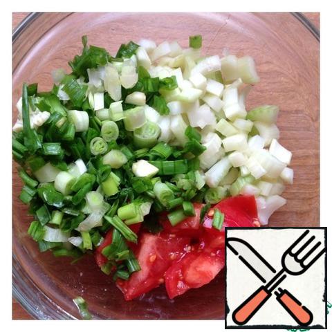 Finely chop the green onion, cut the tomatoes quite large, and the celery into rings.