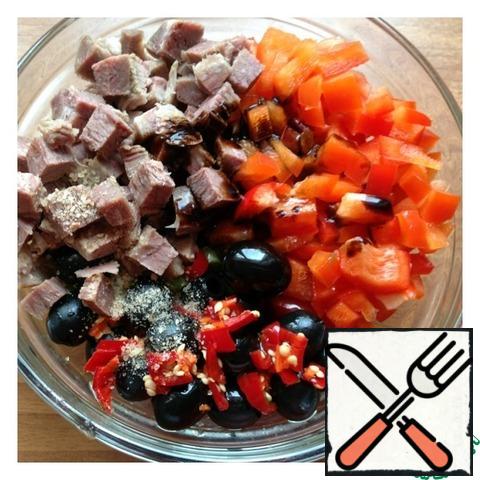 Pepper cut into medium cubes as well as meat. Add olives, salt. Chop the hot pepper finely. We do not clear the seeds. Add oil and balsamic cream. Gently mix the salad.