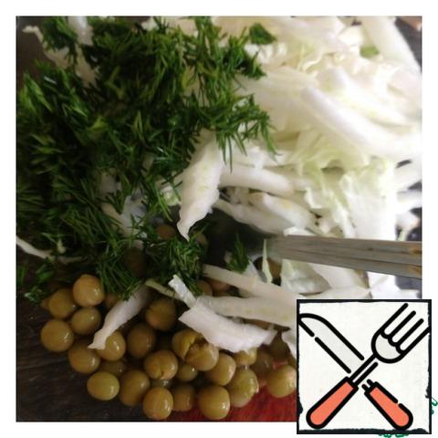 Chop the cabbage into strips, chop the dill finely. Drain the excess liquid from the peas and add to the salad.