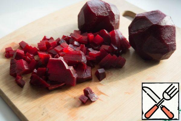 Boiled or baked beets peel and cut into cubes.