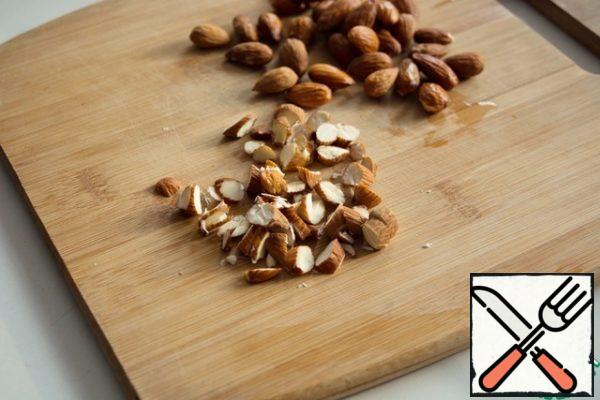 Chop the almonds with a knife at random.