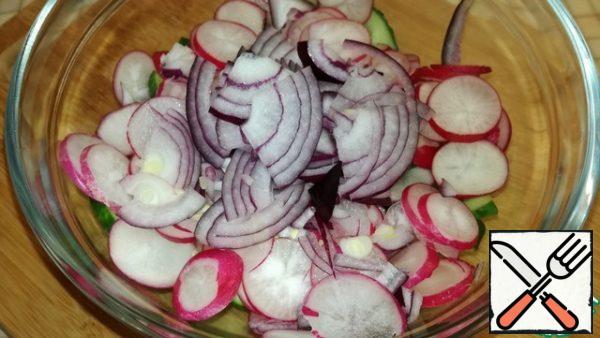 Onions clean, wash, cut into quarters and add to the rest of the vegetables. Stir.