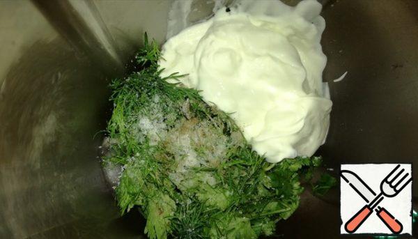 In a blender, add sour cream, herbs, sunflower oil, lemon juice, pepper and salt to taste, whisk.

