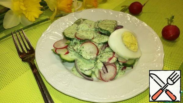 Spread the salad in portions, pour the dressing and decorate with sliced eggs.
You can also cut the eggs into large cubes and add to the vegetables, season and mix.