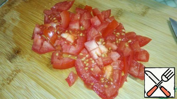 Tomatoes cut into small cubes and pour the second layer on the lettuce leaves.