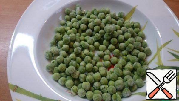 Defrost the green peas.