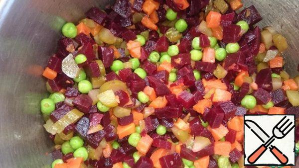 Mix the green peas, beets, carrots, pickles.