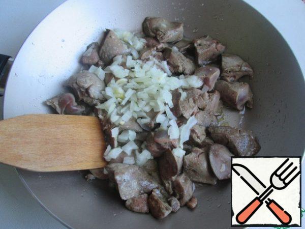 The recipe specifies the number of products at the rate of 60 g of liver per 1 serving. I increased the amount of all ingredients by 3 times.
Peel the liver from the films, cut into small pieces and fry for 5 minutes with finely chopped onion. If desired, you can cook without onions.
Add the cream, simmer a little and remove from the heat. After cooking, transfer to a plate. The liver, melted in cream, will be very soft and juicy.
