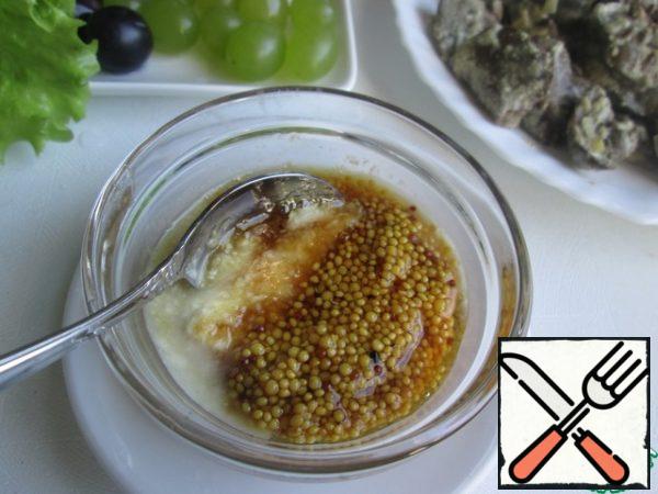 For dressing: mix honey, horseradish and mustard in a one-to-one ratio. 1 tsp of each ingredient is enough for one serving.
It is better to take grain mustard, it is softer and richer than the spicy classic. With it, the sauce turns sour-sweet-spicy!
