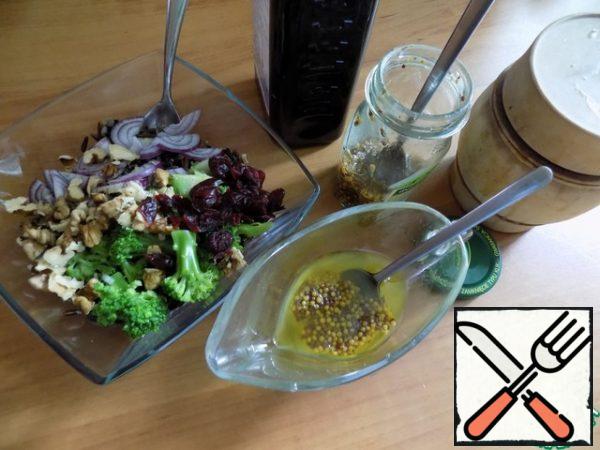 Put the boiled and cooled black rice, steamed broccoli, walnuts, cranberries and red onions in a salad bowl. Fill the dish with dressing. Gently mix honey with olive oil. If there is no liquid honey, it can be melted in a water bath. Add mustard. For this salad, I prefer French mustard with beans. You can take a regular one.
