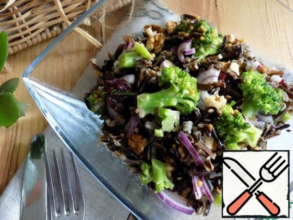 There is no need to make a salad for the future. You need to cook as much as you will eat at a time. I've given you enough food for one serving. That's enough for me.