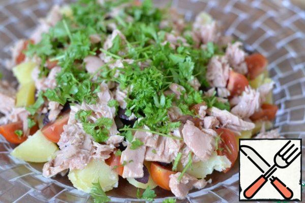 Wash the parsley, dry and chop.
Put on top of the tuna.
