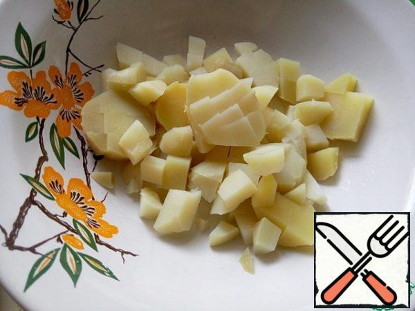 Peel the potatoes and cut them into small cubes.
