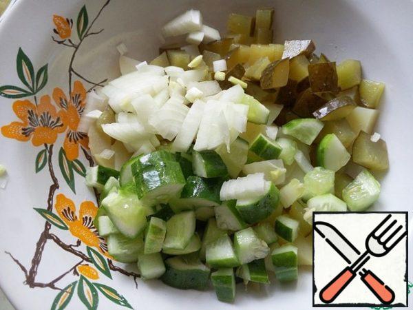 Add finely chopped onion.
I recommend using salad onions - white or red, it is more juicy and sweet than the usual onions.