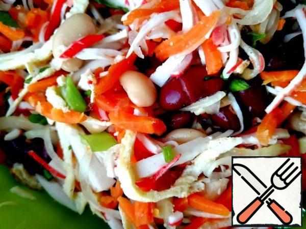 Put the beans in a colander and rinse with cold water to dry them. Slice the onion as thinly as possible into half rings. Cut the greens to your liking. Boil the shrimp, cool it.
