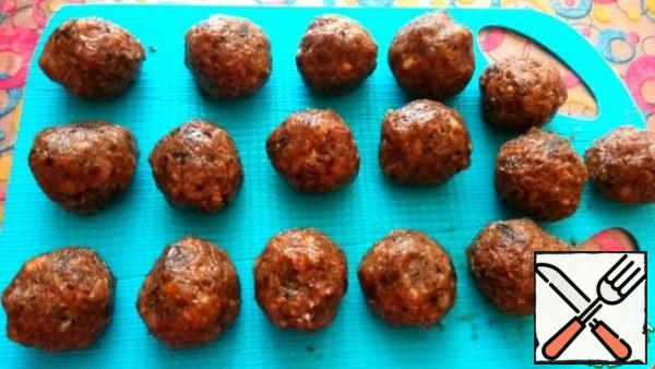 Roll small balls with wet hands.
If the dried fruits turn out to be too soft and juicy, the mass will not be dense enough to form balls. In this case, you will need to add 2-3 shortbread cookies crushed in a blender.
