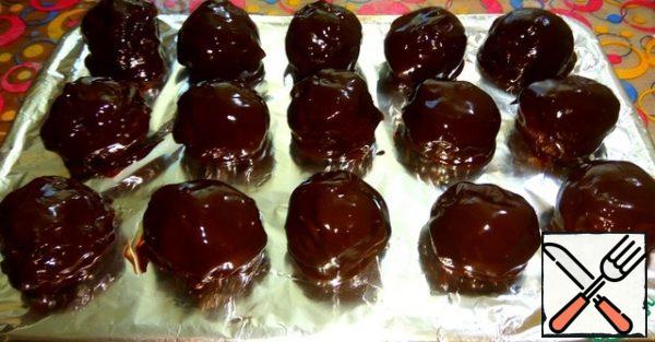 Dip each ball in melted chocolate with milk. Put on foil.