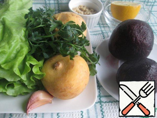Products for cooking.
Boil the beets in advance and cool them.
According to the recipe, two turnips are recommended (they are in the photo), but now I took one for the salad (100 g).