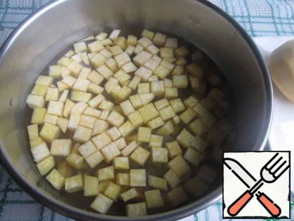 Peel the turnips, cut them into cubes and put them in boiling salted water for 2-3 minutes. Then drain in a colander.