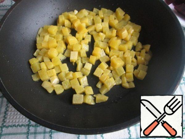 Dry the turnips and fry them in 1-2 tablespoons of vegetable oil for 5 minutes. I cooked with refined sunflower oil.