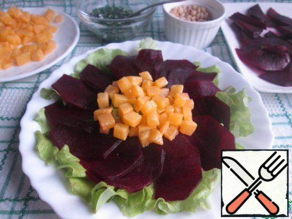 For dressing, finely chop the parsley and mix with the garlic.
Add the remaining vegetable oil, lemon juice, salt, black pepper and beat well with a fork.Tear the lettuce leaves with your hands and place them on plates.
Top with beetroot slices. In the middle, place the fried turnips.